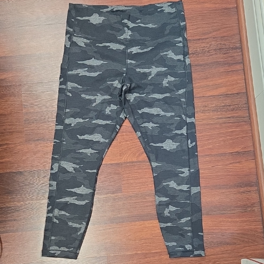 Athleta Gray Camouflage Leggings Size Large Like New